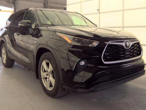 Used 2022 Toyota Highlander LE AWD/4WD image 1