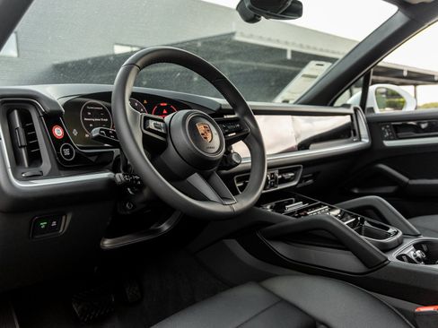 Certified 2025 Porsche Cayenne image 4