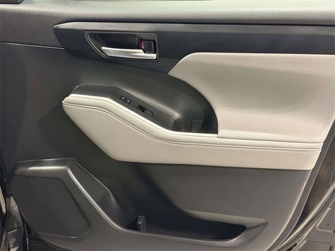 Used 2023 Toyota Highlander XLE image 9