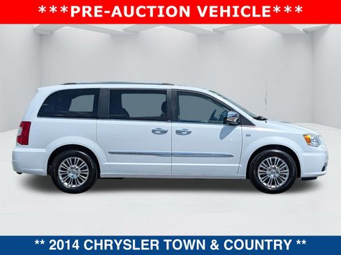 Used 2014 Chrysler Town & Country Touring-L FWD image 4