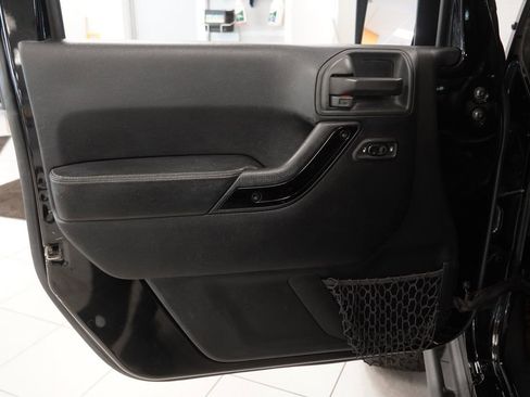 Used 2017 Jeep Wrangler Unlimited Sahara AWD/4WD image 15