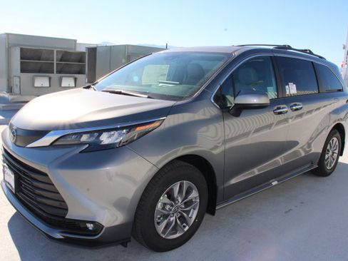 New 2026 Toyota Sienna XSE image 6