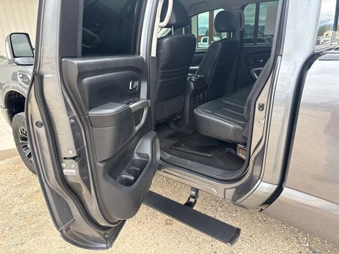 Used 2018 Nissan Titan PRO-4X w/ Pro-4x Convenience Package AWD/4WD image 17