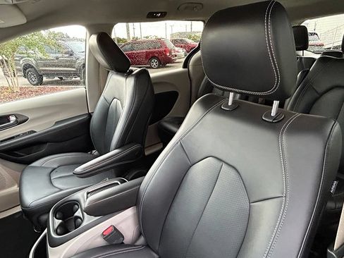 Used 2024 Chrysler Pacifica Limited FWD image 18