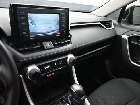 Used 2020 Toyota RAV4 LE FWD image 12