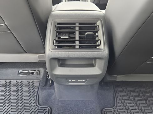 Certified 2025 Volkswagen Tiguan SE AWD/4WD image 10