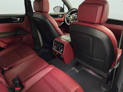 Used 2022 Porsche Cayenne Platinum Edition w/ Premium Package Plus AWD/4WD image 16