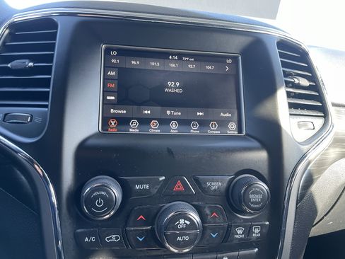 Used 2020 Jeep Grand Cherokee Laredo image 19