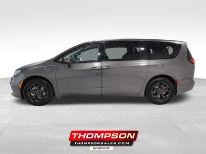 Used 2022 Chrysler Pacifica Limited w/ Uconnect Theater Family Group