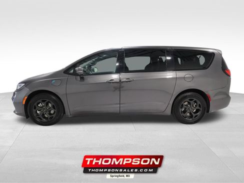 Used 2022 Chrysler Pacifica Limited w/ Uconnect Theater Family Group FWD image 1