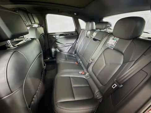Certified 2025 Porsche Macan image 16