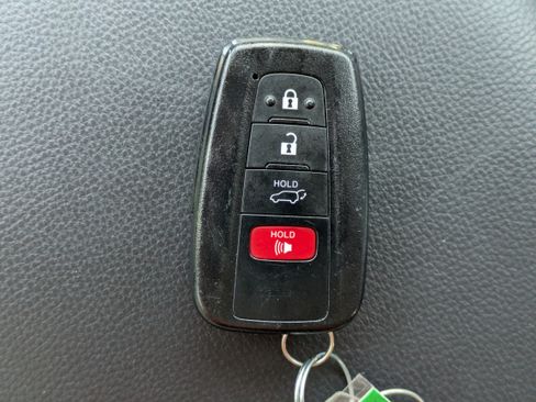 Used 2021 Toyota RAV4 XLE w/ Convenience Package FWD image 30