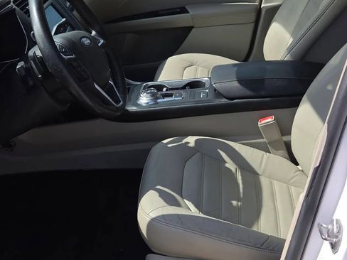 Used 2017 Ford Fusion SE w/ Fusion SE Technology Package image 9