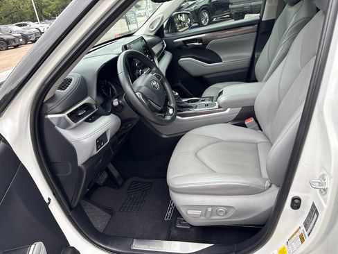 Used 2021 Toyota Highlander Limited FWD image 17