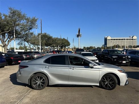 Used 2022 Toyota Camry SE image 4