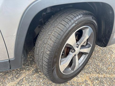 Used 2019 Jeep Cherokee Limited w/ Luxury Group AWD/4WD image 18
