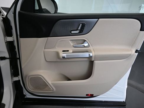 Used 2020 Mercedes-Benz GLB 250 image 42