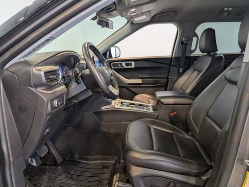 Used 2022 Ford Explorer XLT w/ Equipment Group 202A image 7