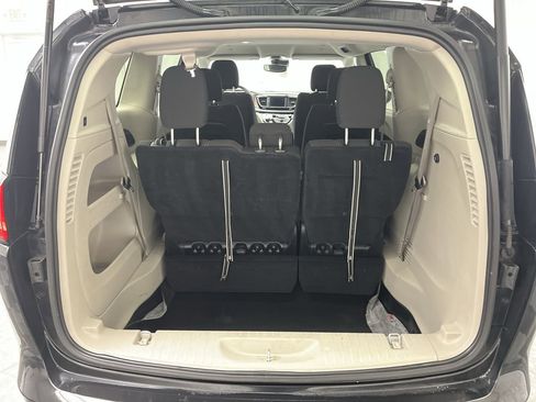 Used 2023 Chrysler Voyager LX image 28