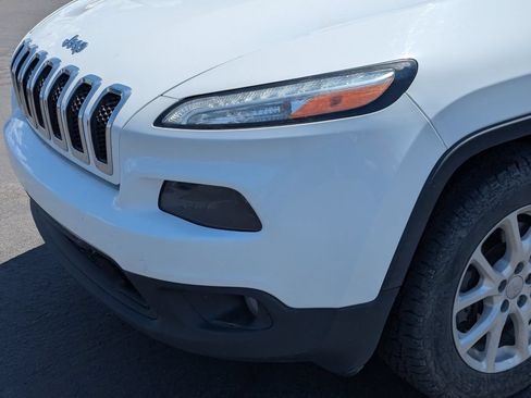 Used 2018 Jeep Cherokee Latitude w/ Cold Weather Group AWD/4WD image 12