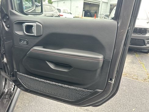 Used 2025 Jeep Wrangler Unlimited Rubicon AWD/4WD image 18