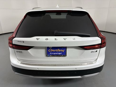 Used 2025 Volvo V90 B6 Cross Country Plus w/ Protection Package Premier image 7