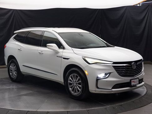 Used 2022 Buick Enclave Essence image 2