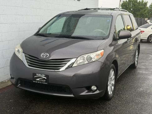 Used 2014 Toyota Sienna XLE AWD/4WD image 2