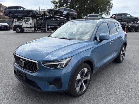 Used 2024 Volvo XC40 B5 Core AWD/4WD image 2