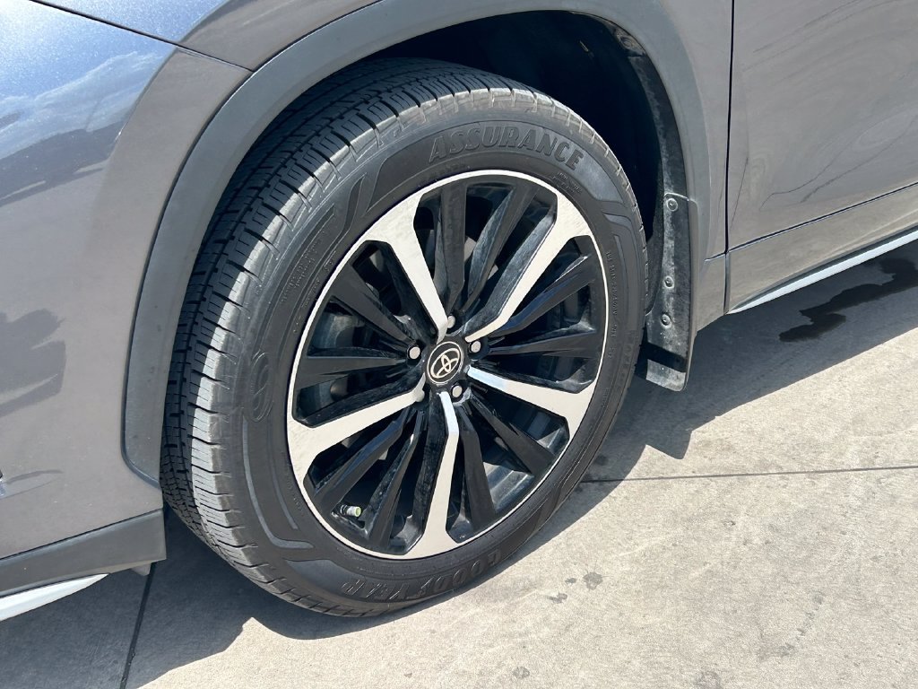 Used 2022 Toyota Highlander XSE FWD image 9