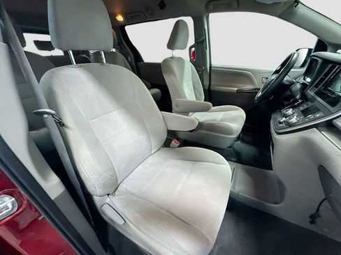 Used 2020 Toyota Sienna L image 26
