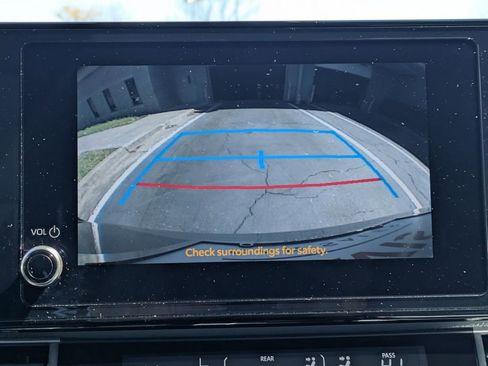Used 2025 Toyota Sienna LE FWD image 20