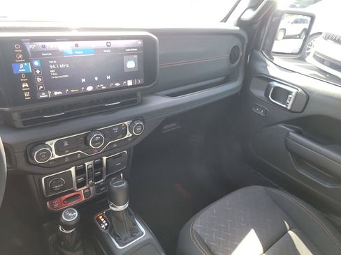 Used 2025 Jeep Gladiator Mojave AWD/4WD image 22