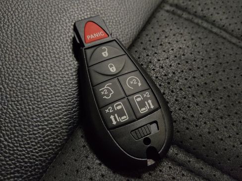 Used 2019 Dodge Grand Caravan SXT w/ Blacktop Package FWD image 32