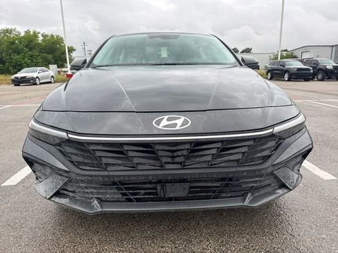 Used 2025 Hyundai Elantra SEL FWD image 2