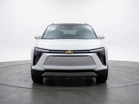 Used 2025 Chevrolet Blazer LT image 1