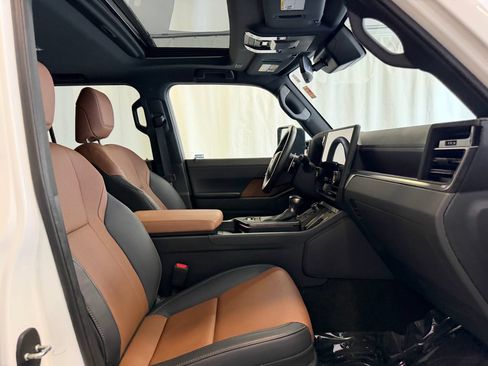 Used 2024 Lexus GX 550 w/ Accessory Package (Z1) AWD/4WD image 12