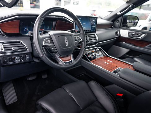 Used 2023 Lincoln Navigator Reserve AWD/4WD image 9