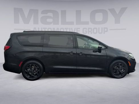 Used 2024 Chrysler Pacifica Premium FWD image 6