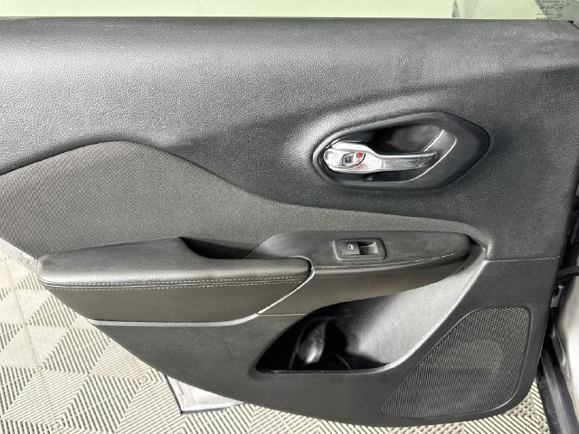 Used 2018 Jeep Cherokee Latitude FWD image 22