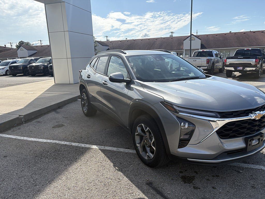 Used 2025 Chevrolet Trax LT FWD image 11