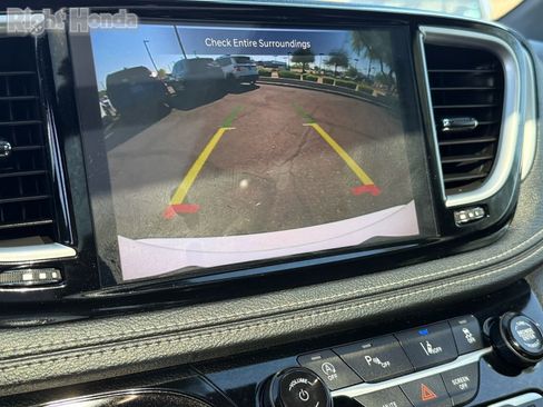 Used 2025 Chrysler Pacifica Limited image 21