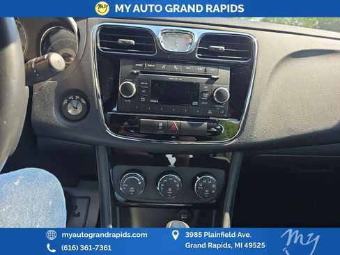 Used 2011 Chrysler 200 Touring FWD image 20