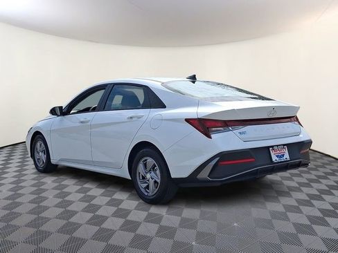 Used 2025 Hyundai Elantra SE image 4