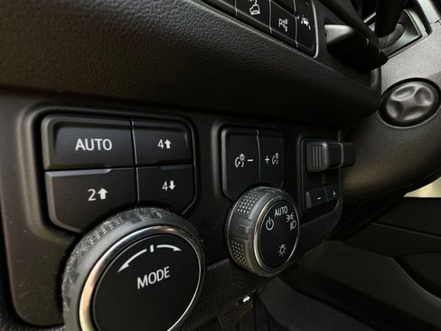 Used 2023 Chevrolet Tahoe Premier w/ Advanced Technology Package AWD/4WD image 32