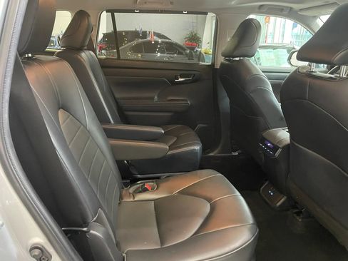 Used 2022 Toyota Highlander XLE AWD/4WD image 24