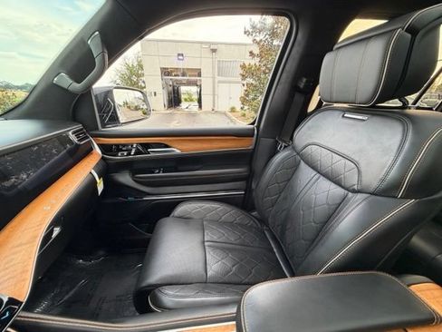 Used 2024 Jeep Grand Wagoneer Series III AWD/4WD image 27