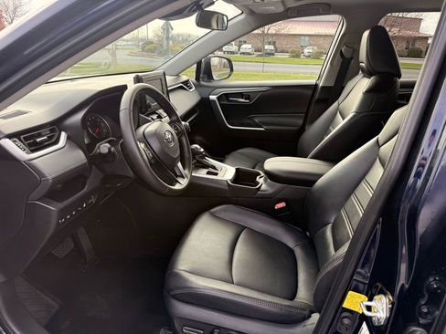 Used 2022 Toyota RAV4 XLE Premium image 9