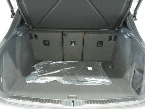 Certified 2025 Porsche Macan AWD/4WD image 28