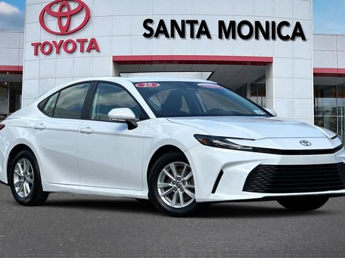 Used 2025 Toyota Camry SE FWD image 2